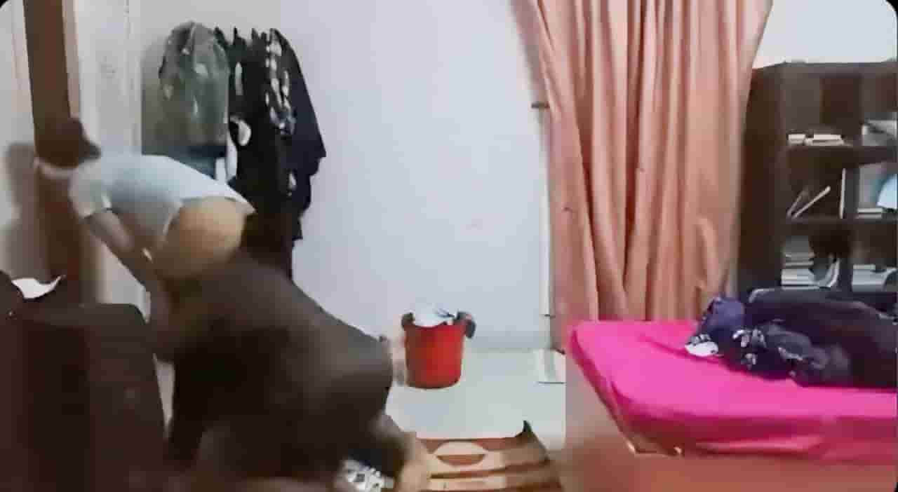 مصري يلحس كس أخته وهي واقفة تراقب ماحدش يدخل – سكس مصري